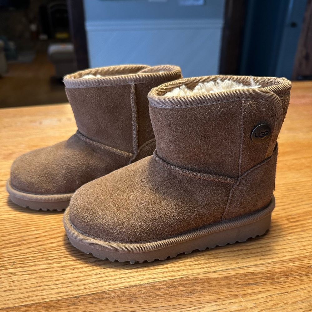 Ugg Jona boot kids size 9. Practically new, worn once or twice.